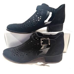 VINCE CAMUTO Cadey Black Perforated Nubuck Leather Ankle Bootie Buckle Sz 9.5